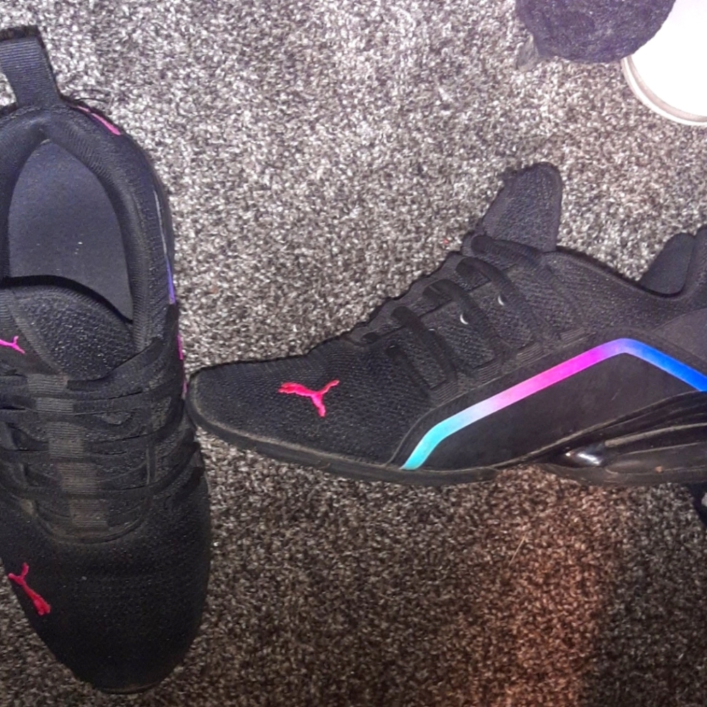 Woman's pumas